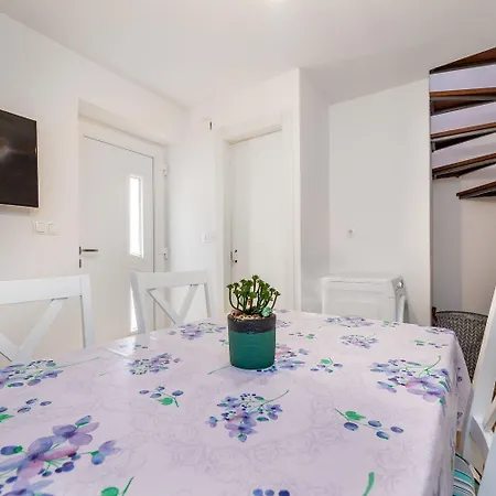 Traumhaftes Nur 100 Meter Zum Inmitten Der Romantischen Altstadt * Baška
